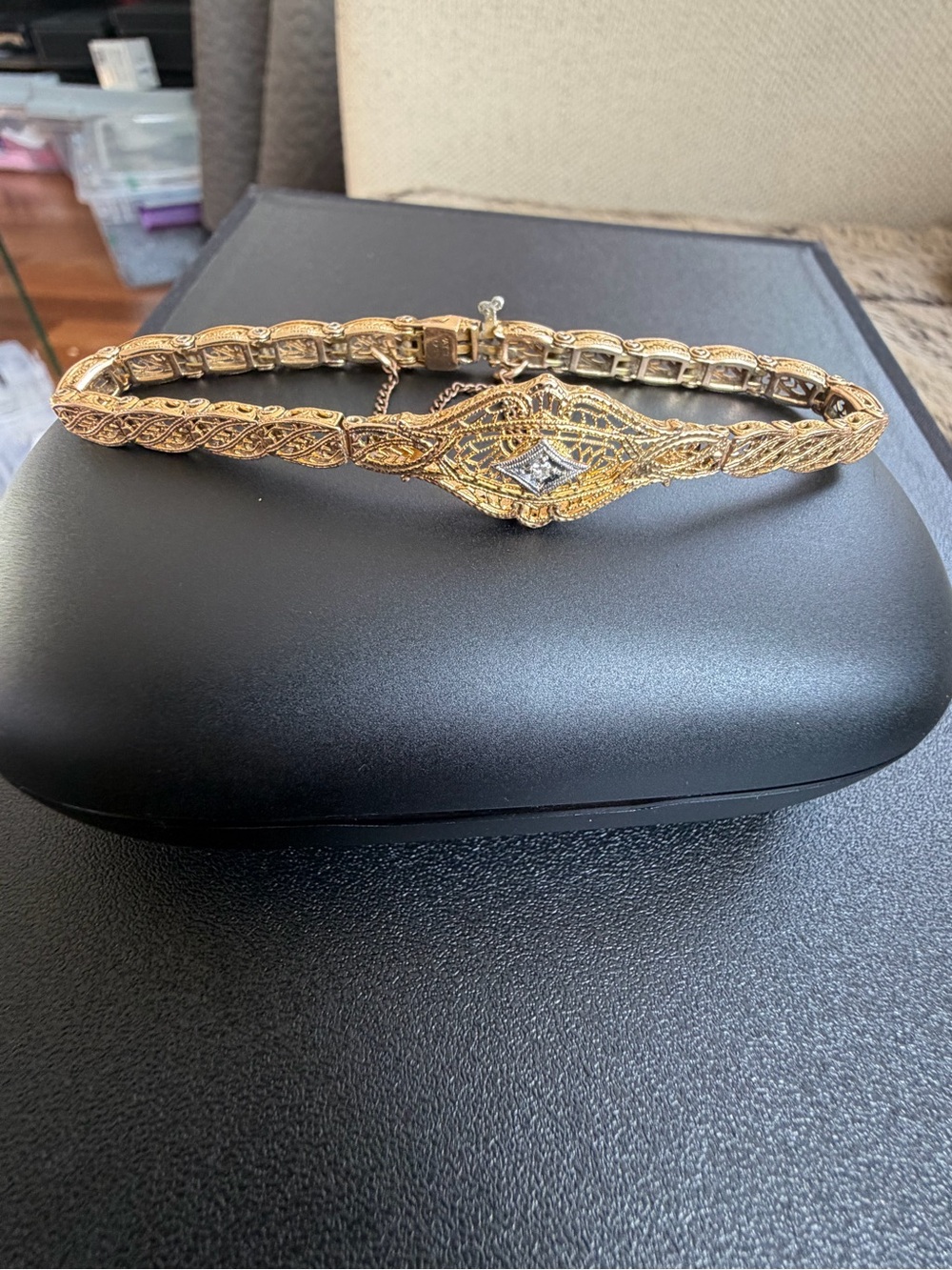1920’s Vintage Elegant gold filigree bracelet w/ a clear, diamond center accent. - Picture 5 of 12